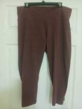 Old Navy Cropped Leggings in Burgundy